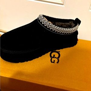 UGG Tazz Slipper Black (Women's) (Size 9W) PLATFORM SHOE.